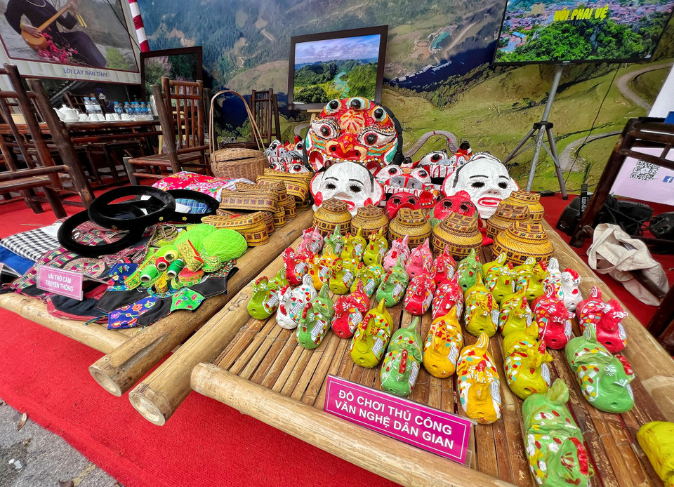 Những sắc màu đồ thủ công dân gian ở Cao Bằng được giới thiệu tại không gian trưng bày. (Ảnh: Mai Mai/Vietnam+)