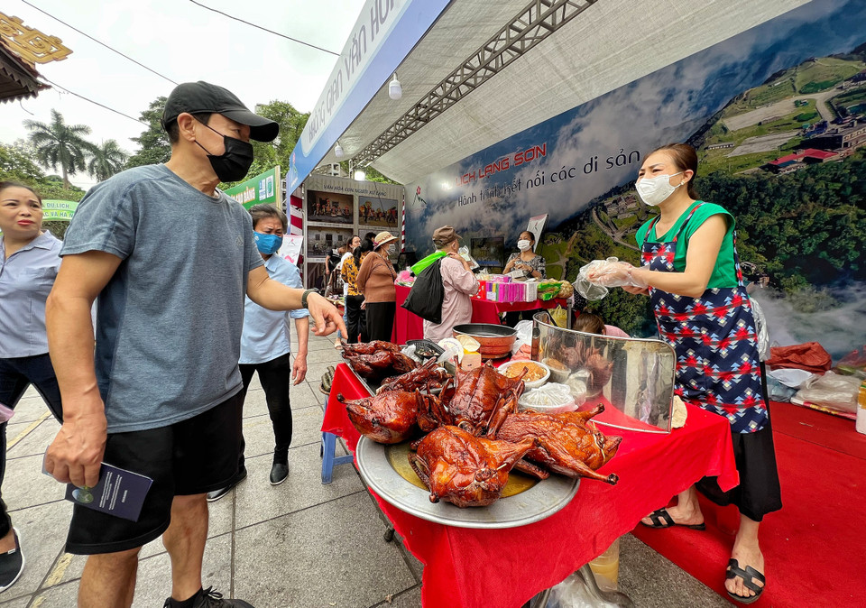 Vịt quay là một trong những dặc sản ẩm thực Lạng Sơn được giới thiệu trong chương trình. (Ảnh: Mai Mai/Vietnam+)