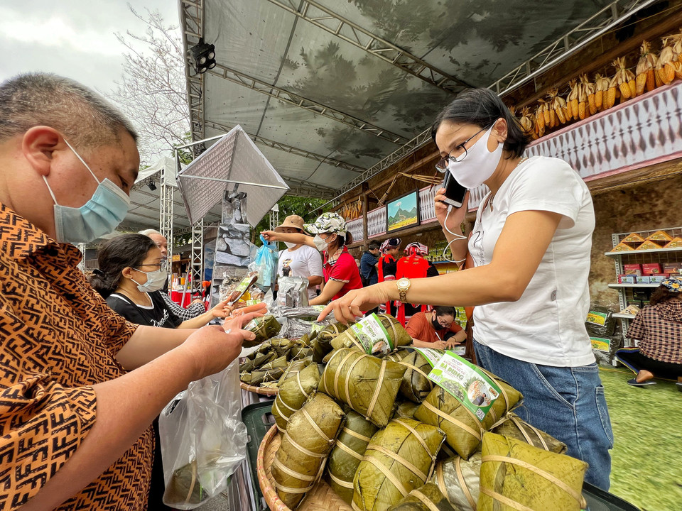 Không gian triển lãm Tuần văn hóa, du lịch 6 tỉnh Việt Bắc và thành phố Hà Nội năm 2022 sẽ kéo dài từ nay đến hết ngày 17/4. (Ảnh: Mai Mai/Vietnam+)