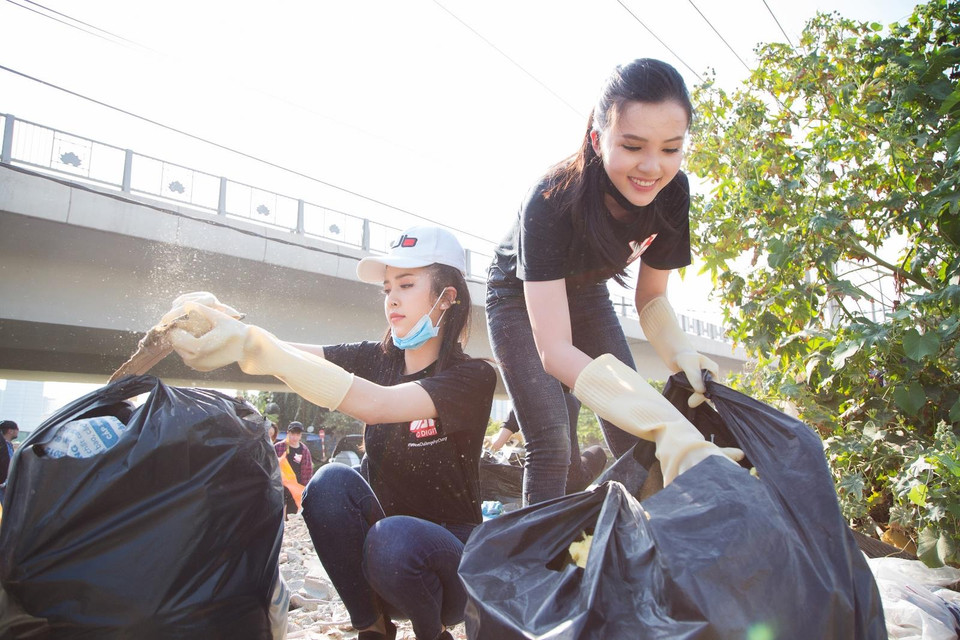 Dưới cái nắng chói chang, các người đẹp mỗi người một tay thu dọn rác, bao gồm rác thải sinh hoạt, vật liệu xây dựng bị bỏ đi, gom tất cả để đem đến nơi tiêu hủy. (Ảnh: CTV/Vietnam+)