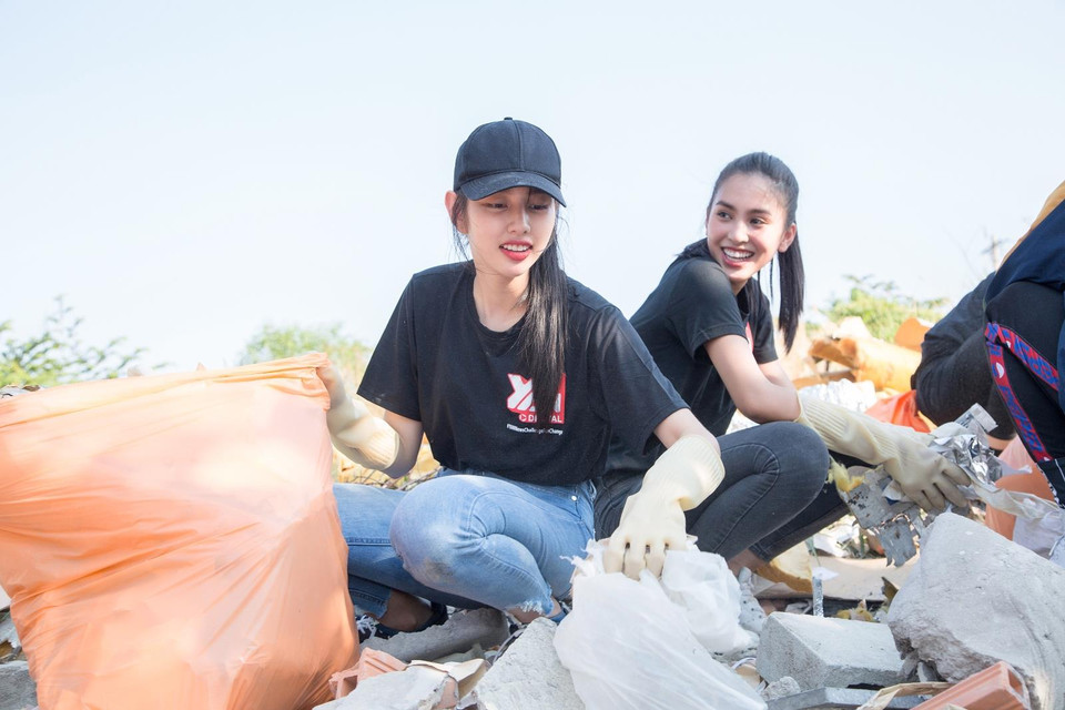 Tiểu Vy cùng người đẹp nhân ái Thùy Tiên. (Ảnh: CTV/Vietnam+)