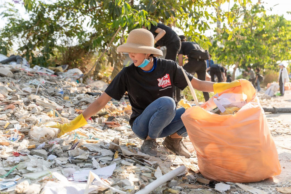 H’Hen Niê chia sẻ, hoạt động giúp cô nhớ lại những ngày tháng còn là sinh viên, cùng các bạn đi thu gom rác ở công viên hoặc những nơi bị ô nhiễm bởi rác thải. (Ảnh: CTV/Vietnam+)