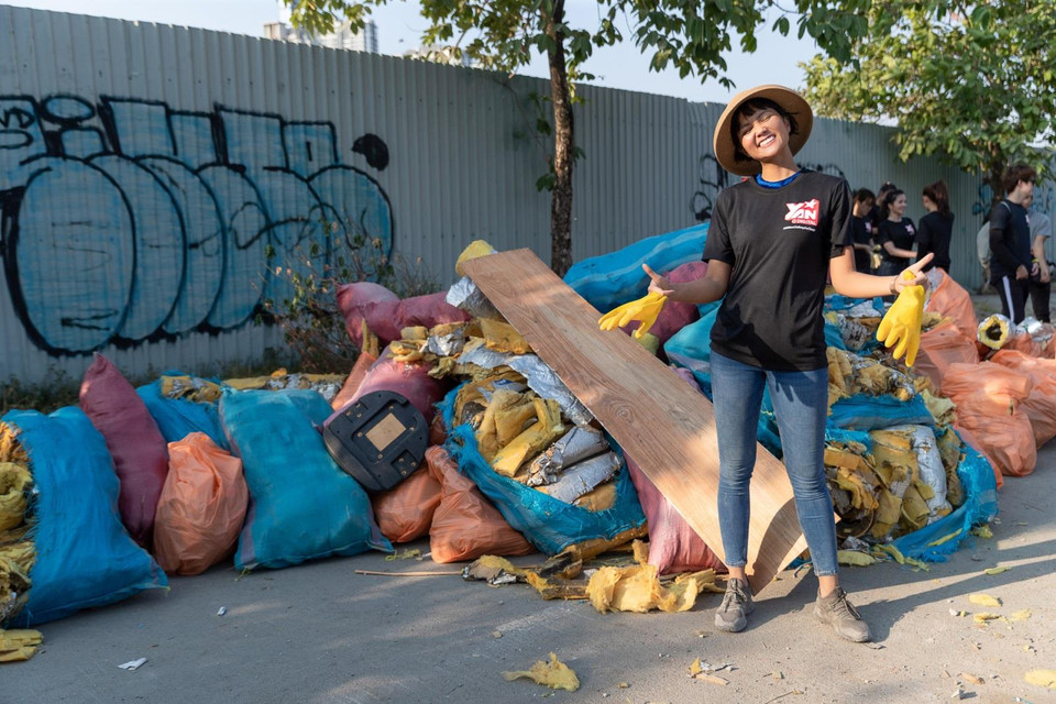  'Tất nhiên là mình không thể dọn sạch hết rác nhưng ít nhất cũng có thể góp phần cải tạo khu vực và nâng cao ý thức của mọi người về giữ gìn vệ sinh môi trường. Điều này không phải chỉ Hen mà rất cần mọi người cùng chung tay thực hiện.' (Ảnh: CTV/Vietnam+)