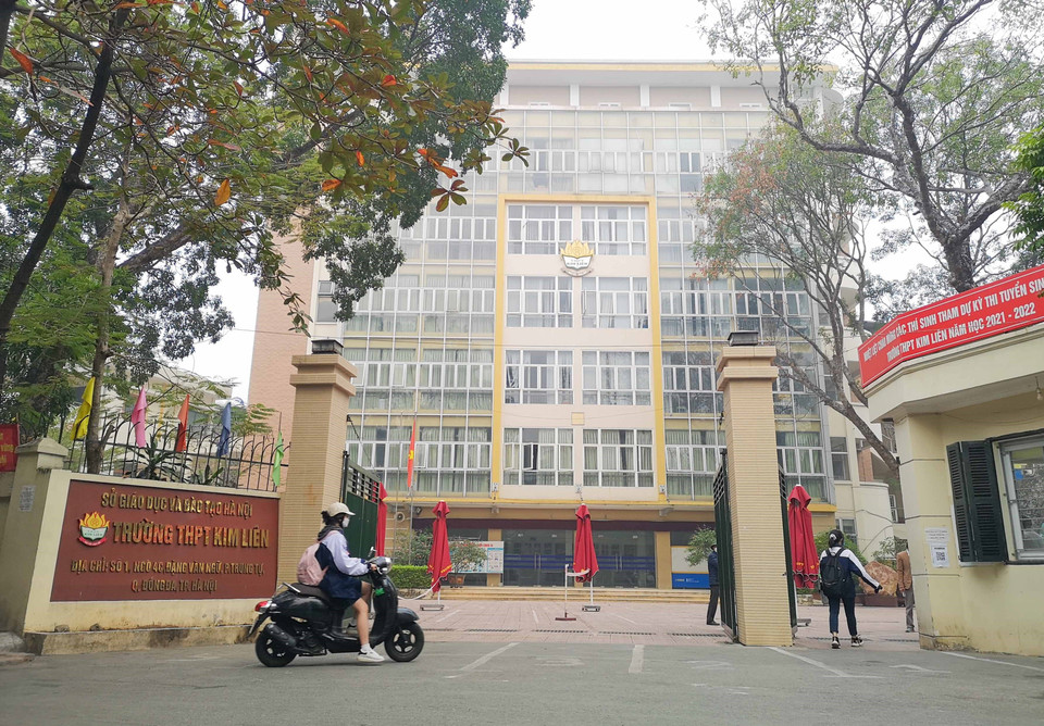 Trường Trung học phổ thông Kim Liên, quận Đống Đa, có 17 lớp 12 được chia theo 2 ca (thứ 2, 4, 6 và 3, 5, 7) để tới trường học trực tiếp từ sáng 4/1/2022. (Ảnh: Thanh Tùng/TTXVN)