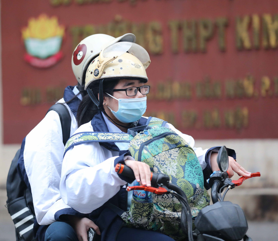 Học sinh lớp 12 trường THPT Kim Liên, quận Đống Đa, tới trường học trực tiếp từ sáng 4/1/2022. (Ảnh: Thanh Tùng/TTXVN)