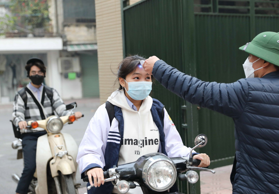 Các trường thực hiện nhiều biện pháp để tăng cường phòng, chống dịch khi học sinh tới trường học trực tiếp. (Ảnh: Thanh Tùng/TTXVN)