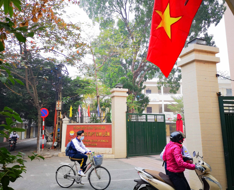 Học sinh khối 12 trường Trung học phổ thông Kim Liên, quận Đống Đa, tới trường học trực tiếp từ sáng 4/1/2022. (Ảnh: Thanh Tùng/TTXVN)