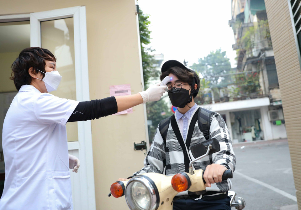 Các trường thực hiện nhiều biện pháp để tăng cường phòng, chống dịch khi học sinh tới trường học trực tiếp. (Ảnh: Thanh Tùng/TTXVN)