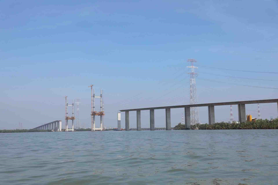 Cầu Bình Khánh có tĩnh không lưu thông thuyền 55m, là một trong 2 cầu cao nhất cả nước, đảm bảo tàu biển 30.000-50.000 tấn lưu thông về các cảng của Thành phố Hồ Chí Minh. (Ảnh: Phạm Hậu/TTXVN)