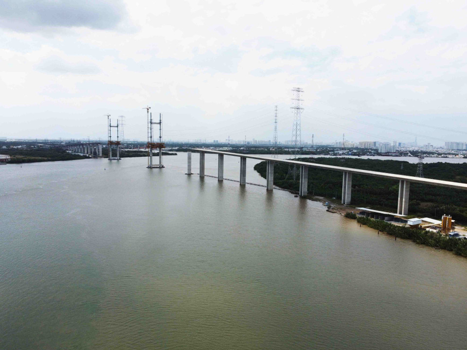 Công trường thi công cầu Bình Khánh nhìn từ trên cao. (Ảnh: Vũ Sinh/TTXVN)