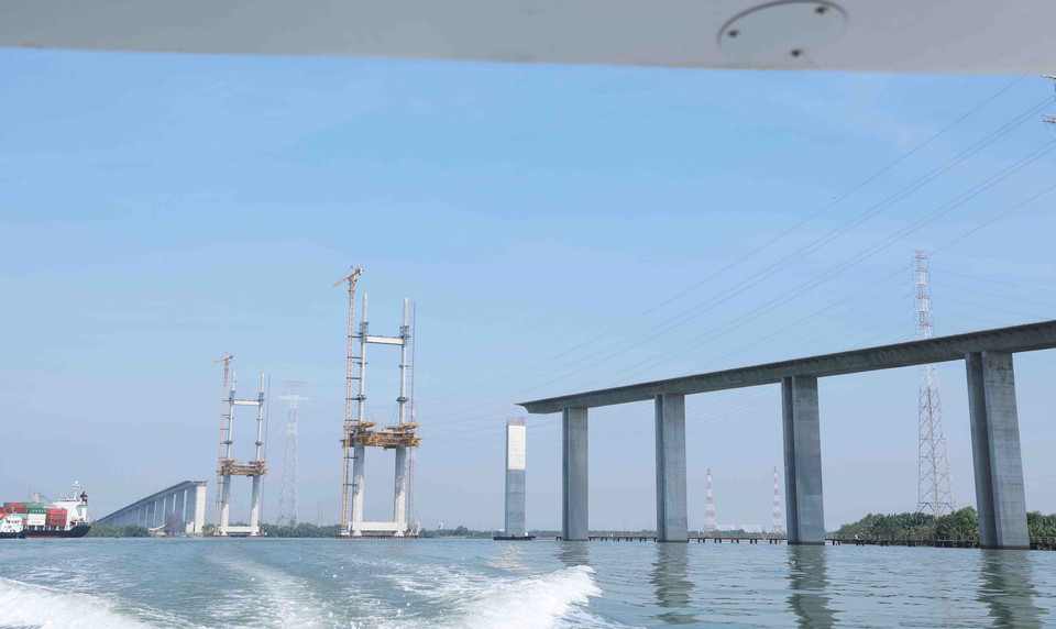  Cầu Bình Khánh có tổng chiều dài 2.764m, rộng 21,75m, gồm 4 làn xe lưu thông. (Ảnh: Vũ Sinh/TTXVN)