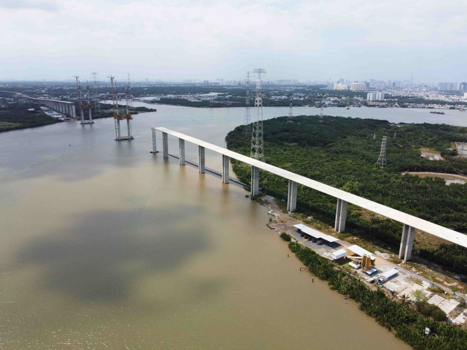 Công trường thi công cầu Bình Khánh nhìn từ trên cao. (Ảnh: Vũ Sinh/TTXVN)