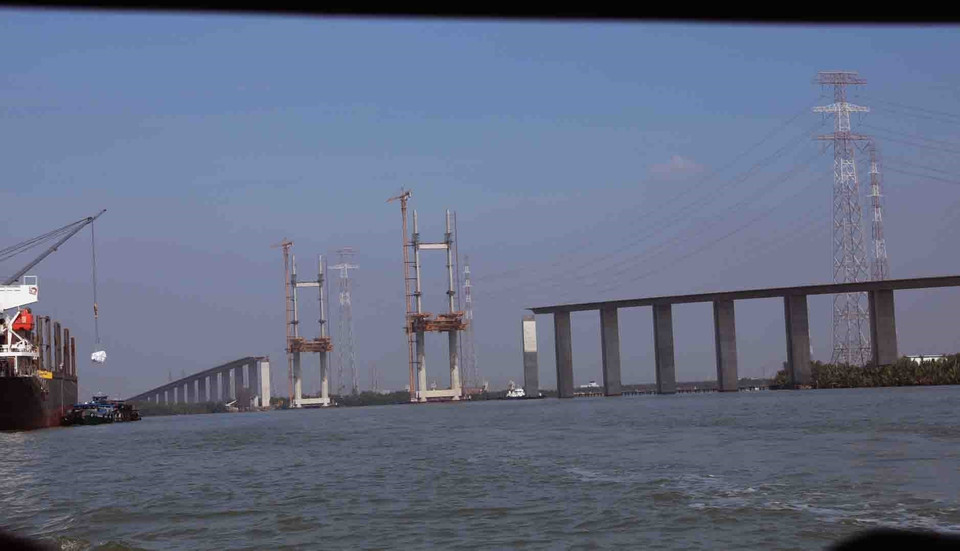 Cùng thuộc dự án đường cao tốc Bến Lức-Long Thành, cầu Bình Khánh và cầu Phước Khánh sẽ là hai cây cầu có tĩnh không lưu thông thuyền cao nhất Việt Nam hiện nay (55m). (Ảnh: Phạm Hậu/TTXVN)