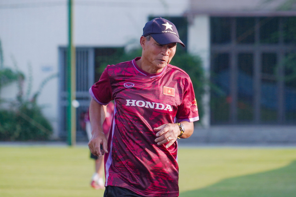 Huấn luyện viên Mai Đức Chung hướng dẫn cho các cầu thủ nữ của Đội tuyển. (Ảnh: Việt Anh/Vietnam+)