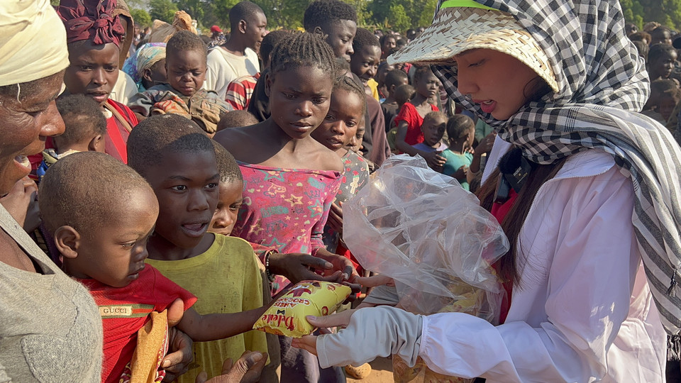 Trong chuyến đi Thùy Tiên cũng mang theo nhiều món quà nhỏ dành tặng các em. (Ảnh: CTV/Vietnam+)