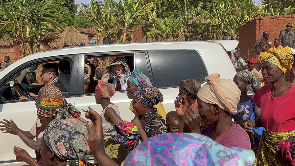 ... và ra về trong sự lưu luyến, xúc động của bà con bản địa. (Ảnh: CTV/Vietnam+)