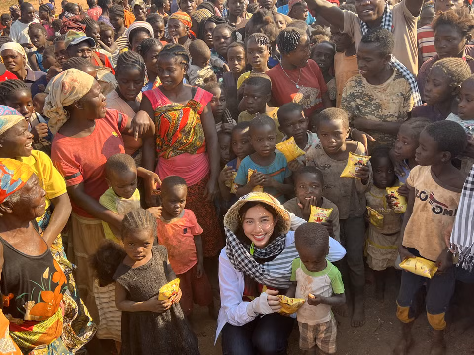 Hoa hậu Thùy Tiên trong vòng vây của người dân Angola. (Ảnh: CTV/Vietnam+)