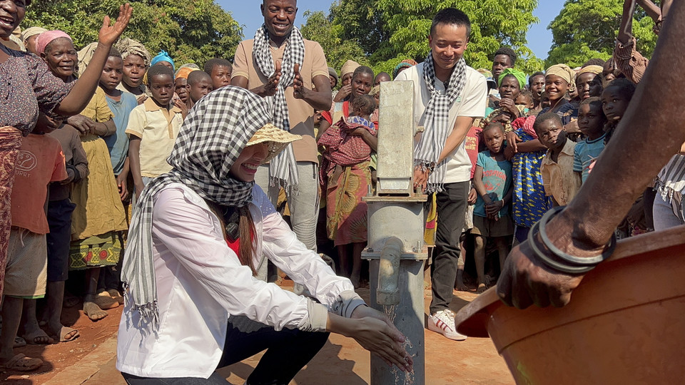 Nhằm nâng cao chất lượng đời sống cho các hộ dân, dự án mong muốn đặt những viên gạch đầu tiên chi hành trình cung cấp đủ nước sạch cho gần 5.000 bà con địa phương. (Ảnh: CTV/Vietnam+)