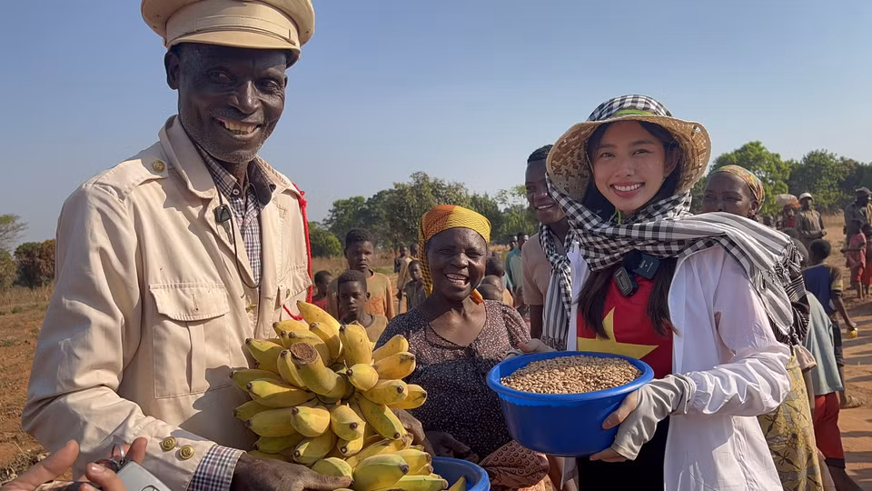 Cô còn được người dân Angola tặng những món quà là nông sản địa phương. (Ảnh: CTV/Vietnam+)