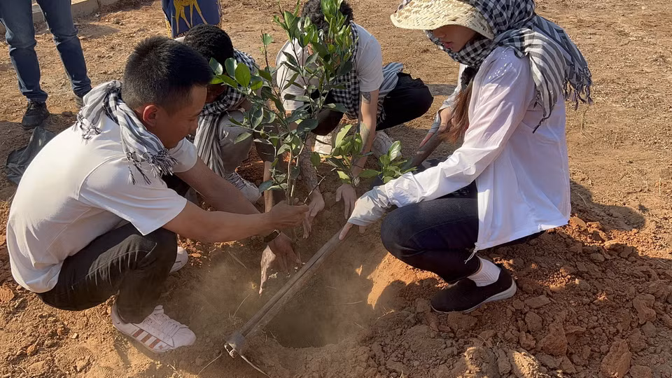 Mong muốn góp thêm ý nghĩa cho hành trình nên quanh mỗi giếng nước Thùy Tiên trồng thêm cây cam. (Ảnh: CTV/Vietnam+)