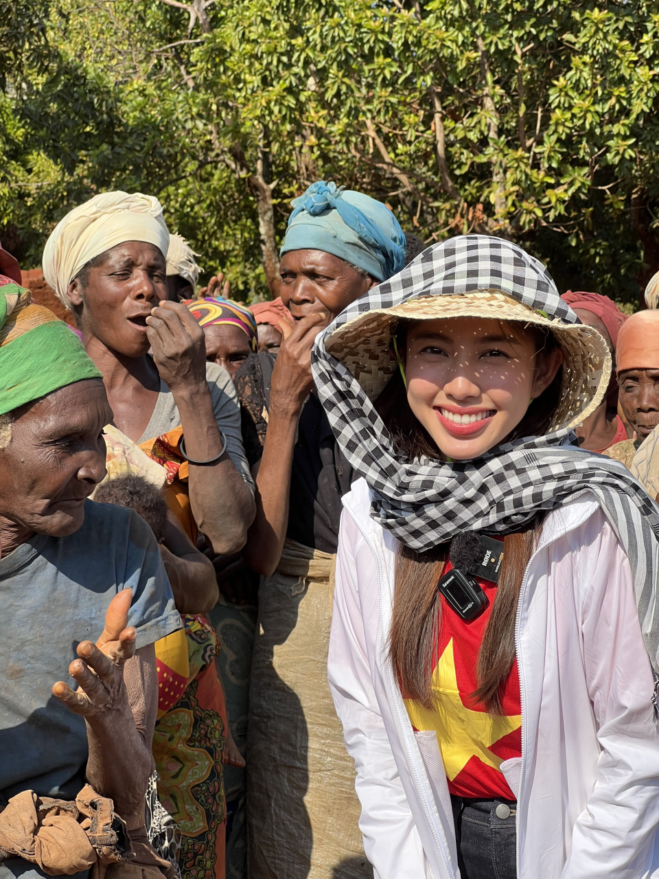 Trong những ngày kế tiếp nàng hậu sẽ đi thăm bản nông nghiệp, nhà tình thương, nhà bảy màu... cùng nhiều hoạt động thú vị khác. Cô đặc biệt dành sự quan tâm đến các em nhỏ đang sinh sống nơi đây. (Ảnh: CTV/Vietnam+)