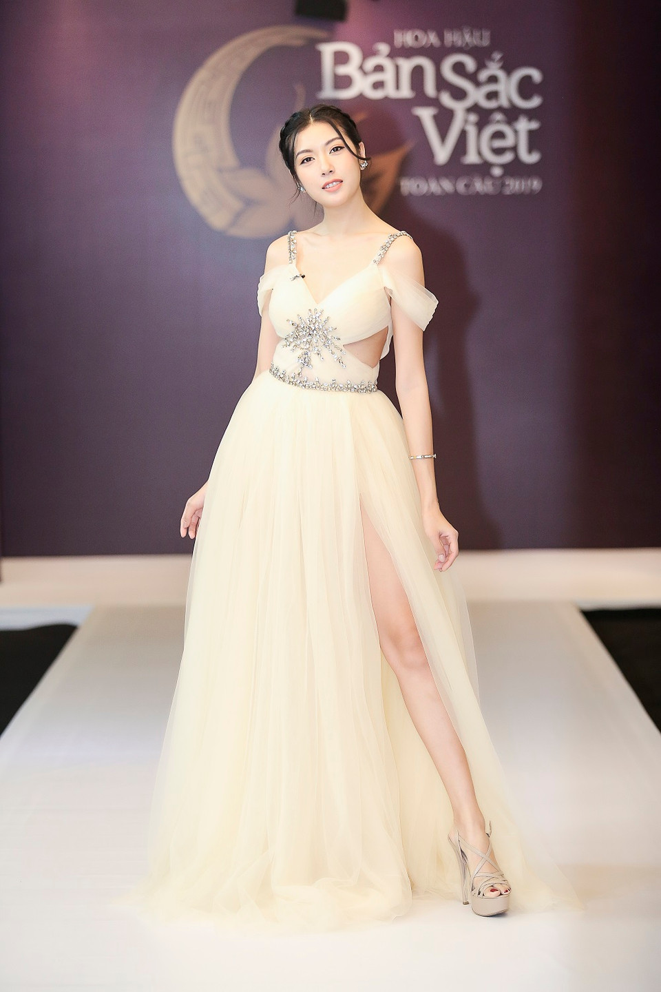 Giám khảo, Á hậu Thúy Vân diện thiết kế váy tinh khôi, bay bổng của nhà thiết kế Linh San, hóa thân thành nàng công chúa kiều diễm. (Ảnh: CTV/Vietnam+)