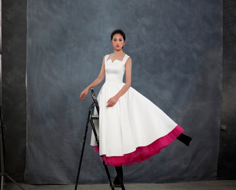 Người xem như cảm nhận được nét đẹp diu dàng nhưng không kém phần thanh lịch, tôn lên những đường nét cơ thể người phụ nữ. (Ảnh: Danny Son Pham/Vietnam+)