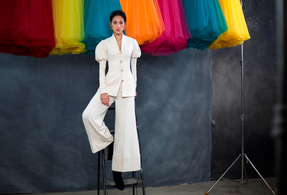 Tiểu Vy xuất hiện lạ lẫm với phong thái trưởng thành, lạnh lùng khác hẳn với hình ảnh thường thấy. (Ảnh: Danny Son Pham/Vietnam+)