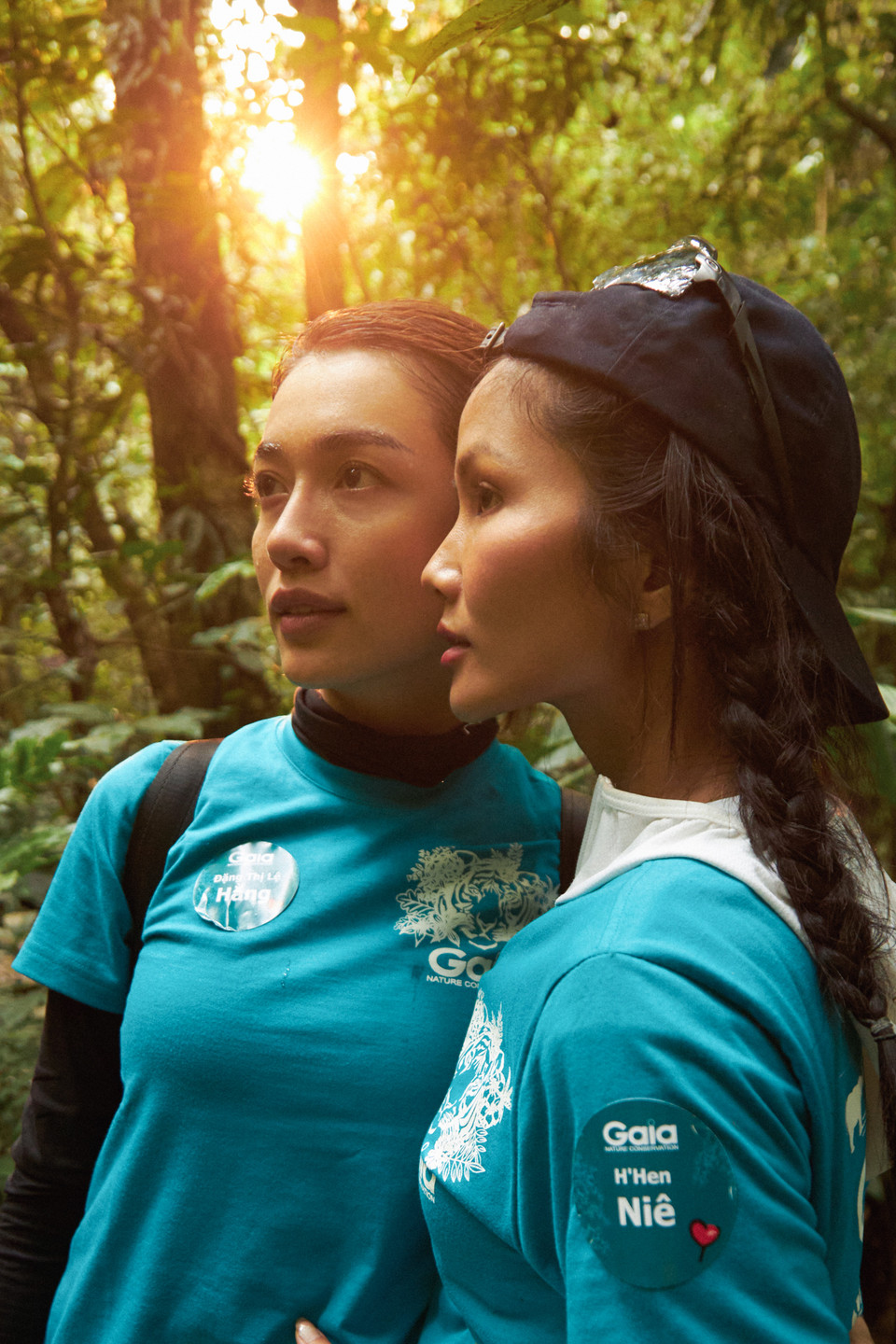 Có những lúc ngẫu hứng, Á hậu Lệ Hằng và Hoa hậu H'Hen Niê kết hợp chụp những shoot ảnh ‘chị chị em em’ giữa núi rừng. (Ảnh: CTV/Vietnam+)