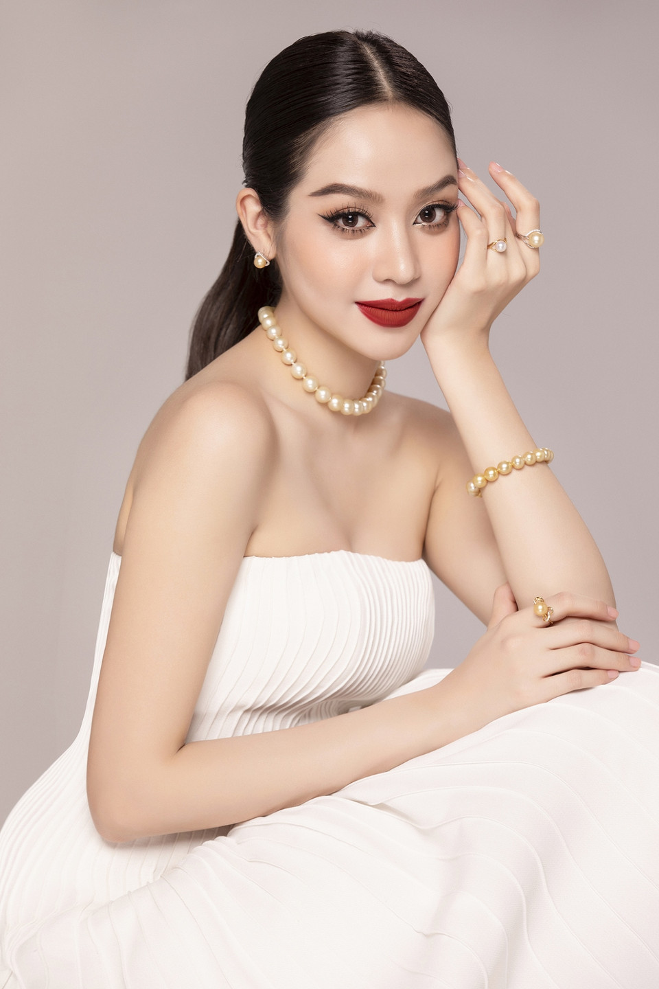 Nàng hậu thường ưa thích những trang phục gợi cảm, có đường cắt xẻ táo bạo để khoe sắc vóc hoàn hảo cơ thể. (Ảnh: CTV/Vietnam+)