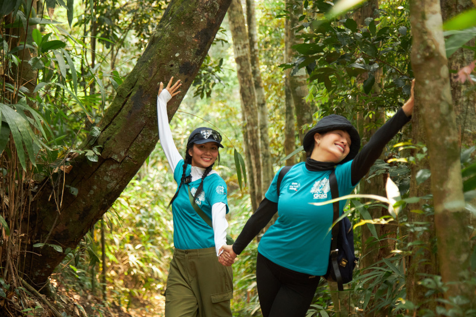  Vốn thân thiết với nhau từ lâu, chuyến đi cũng là cơ hội để Hoa hậu H'Hen Niê và Á hậu Lệ Hằng ôn lại những kỷ niệm từ đợt tham gia chương trình ‘Cuộc đua kỳ thú 2019,’ thử thách sức bền và trải nghiệm văn hóa bản địa, thăm quan cảnh đẹp Thanh Hóa. (Ảnh: CTV/Vietnam+)