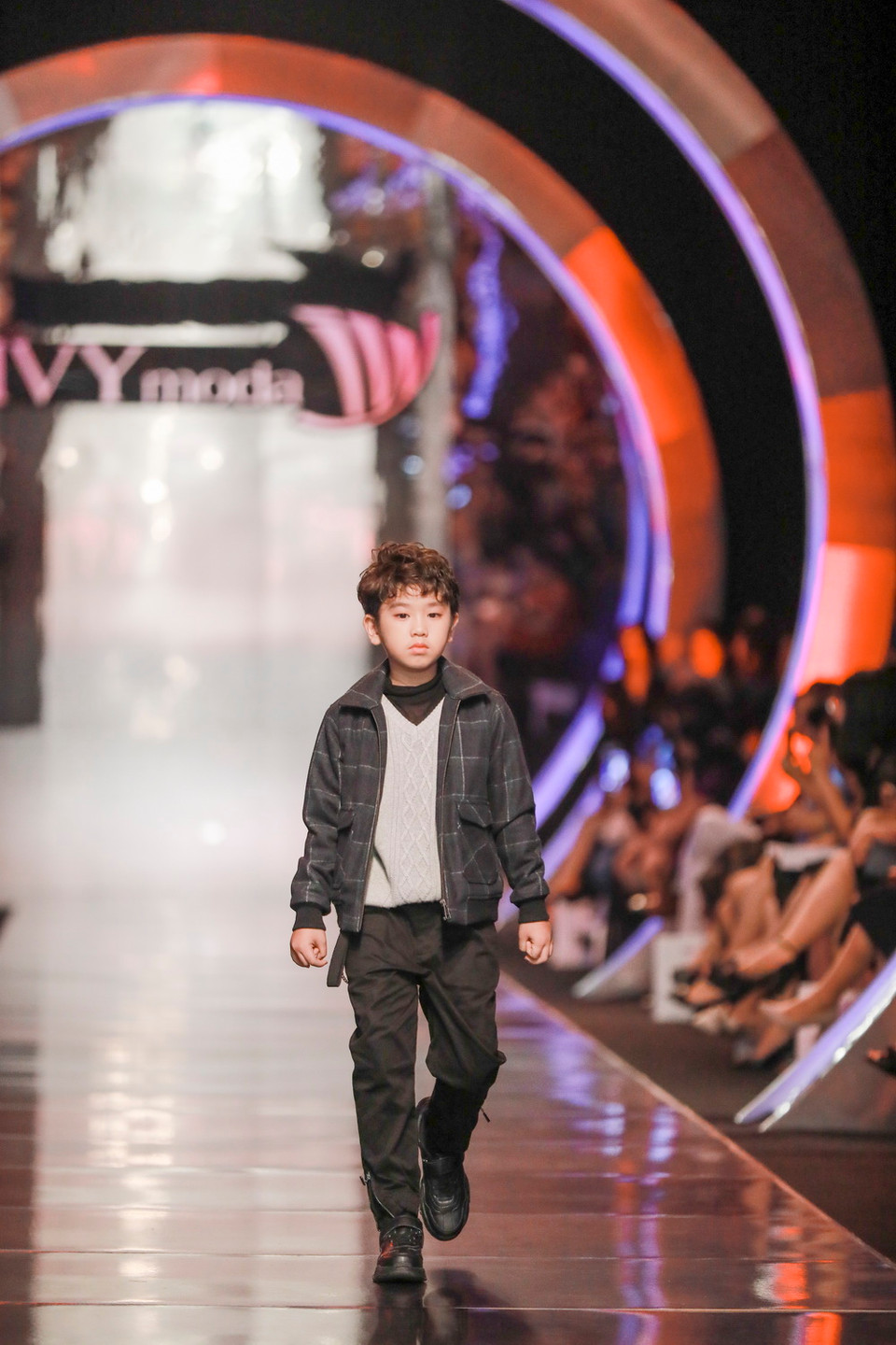 Mặc dù là sản phẩm cao cấp nhưng đại diện VVY kids khẳng định, giá sản phẩm sẽ rẻ hơn từ 20-30% so với các thương hiệu thời trang trẻ em quốc tế đang bán trong nước.