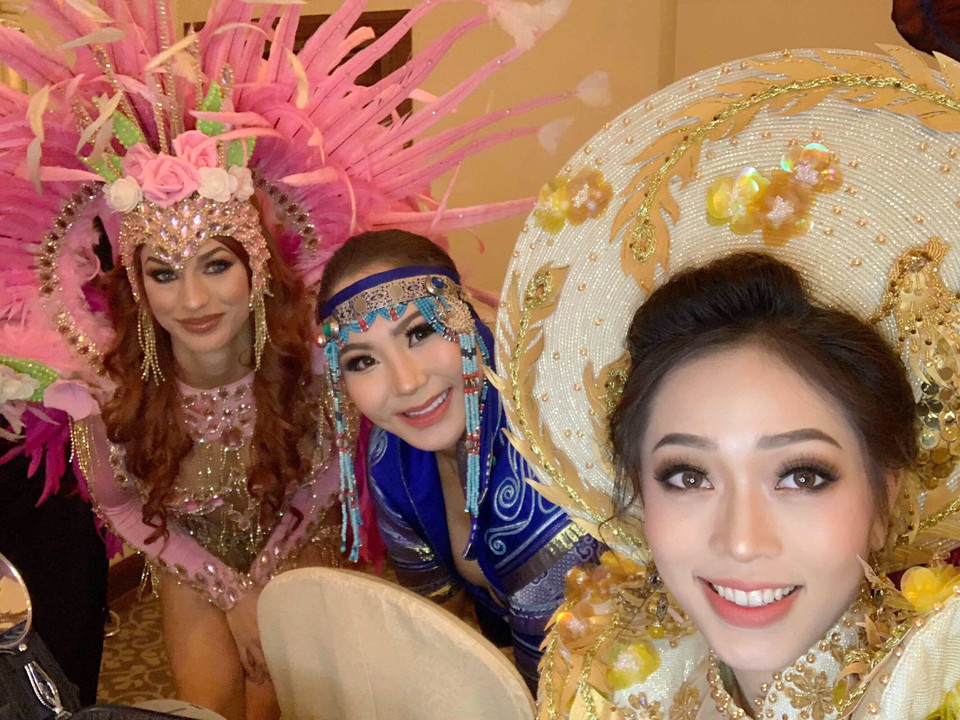 Cuối tuần qua, đại diện Việt Nam, Á hậu Phương Nga đã có màn trình diễn tự tin và ấn tượng trong phần thi Trang phục dân tộc của cuộc thi Miss Grand International 2018, đang diễn ra tại Yangon, Myanmar.