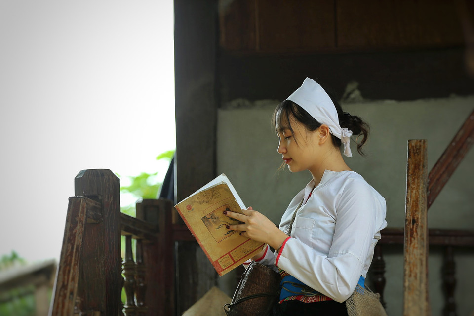 Trong trang phục truyền thống, các cô gái mặc váy quây kín màu đen. Nét đặc sắc trên trang phục của người Mường chính là những mảng hoa văn nổi lên giữa trang phục và cạp váy, thắt lưng. (Ảnh: Mai Mai/Vietnam+)