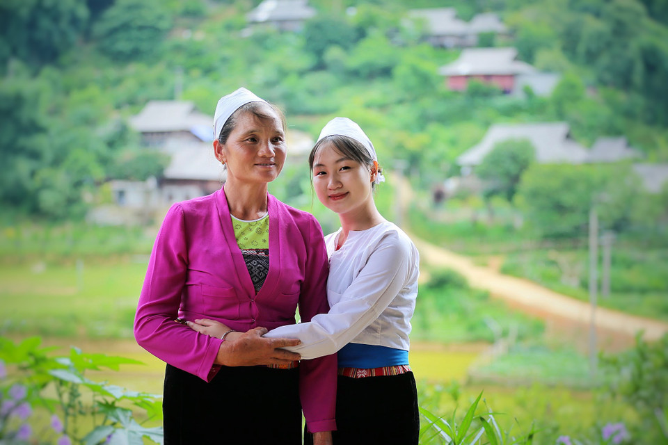 Áo pắn (áo ngắn) - loại áo cánh ngắn, xẻ ngực, ống tay dài, áo màu nâu hoặc trắng, bên trong mặc áo yếm là trang phục truyền thống hàng ngày của các cô gái Mường; đầu thường đội khăn trắng, xanh với phong cách giản dị. (Ảnh: Mai Mai/Vietnam+)