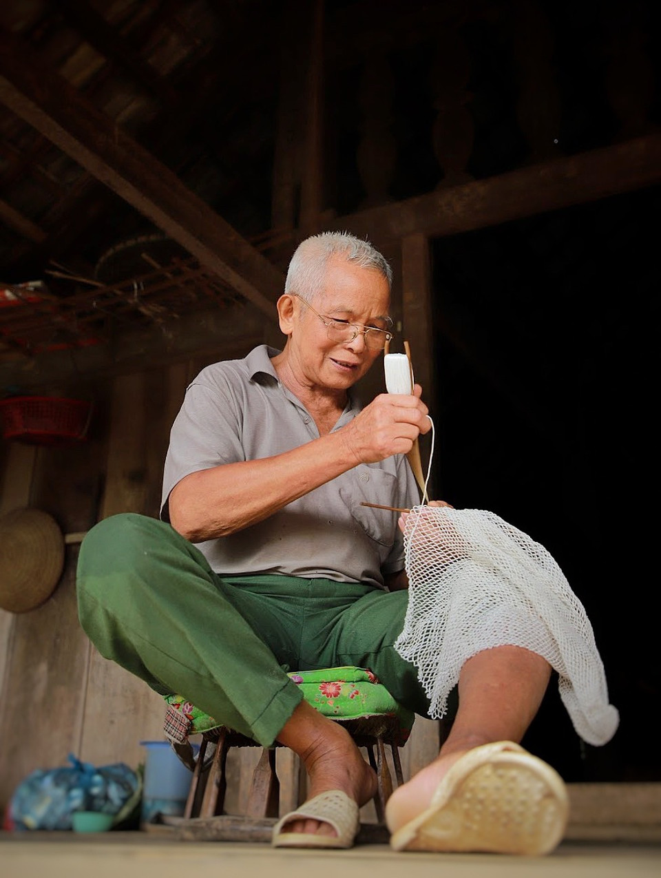 Sống bằng nghề nông là chính nên người dân bản Dọi tự cung tự cấp cả các vật dụng đánh bắt cá... (Ảnh: Mai Mai/Vietnam+)