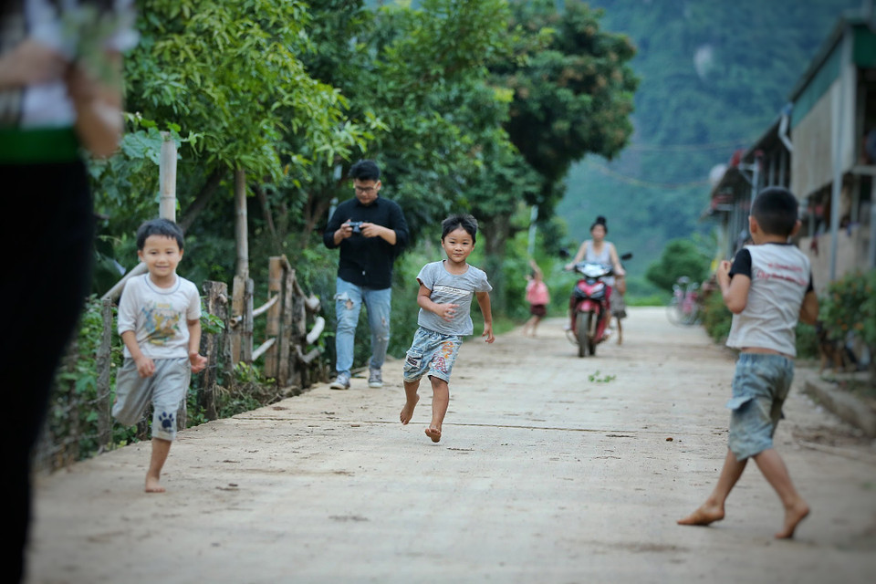 Trẻ con vùng cao không có nhiều đồ chơi như trẻ thành phố, chúng chỉ biết rủ nhau tụ tập thành từng nhóm nô đùa, đuổi bắt. (Ảnh: Mai Mai/Vietnam+)