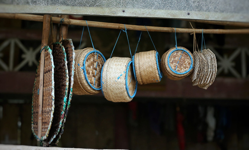 Người dân vẫn giữ phương thức sản xuất thủ công các vật dụng dùng trong gia đình. Những hình ảnh này chúng tôi ghi lại từ trước khi đợt dịch COVID lần thứ 4 bùng phát. (Ảnh: Mai Mai/Vietnam+)