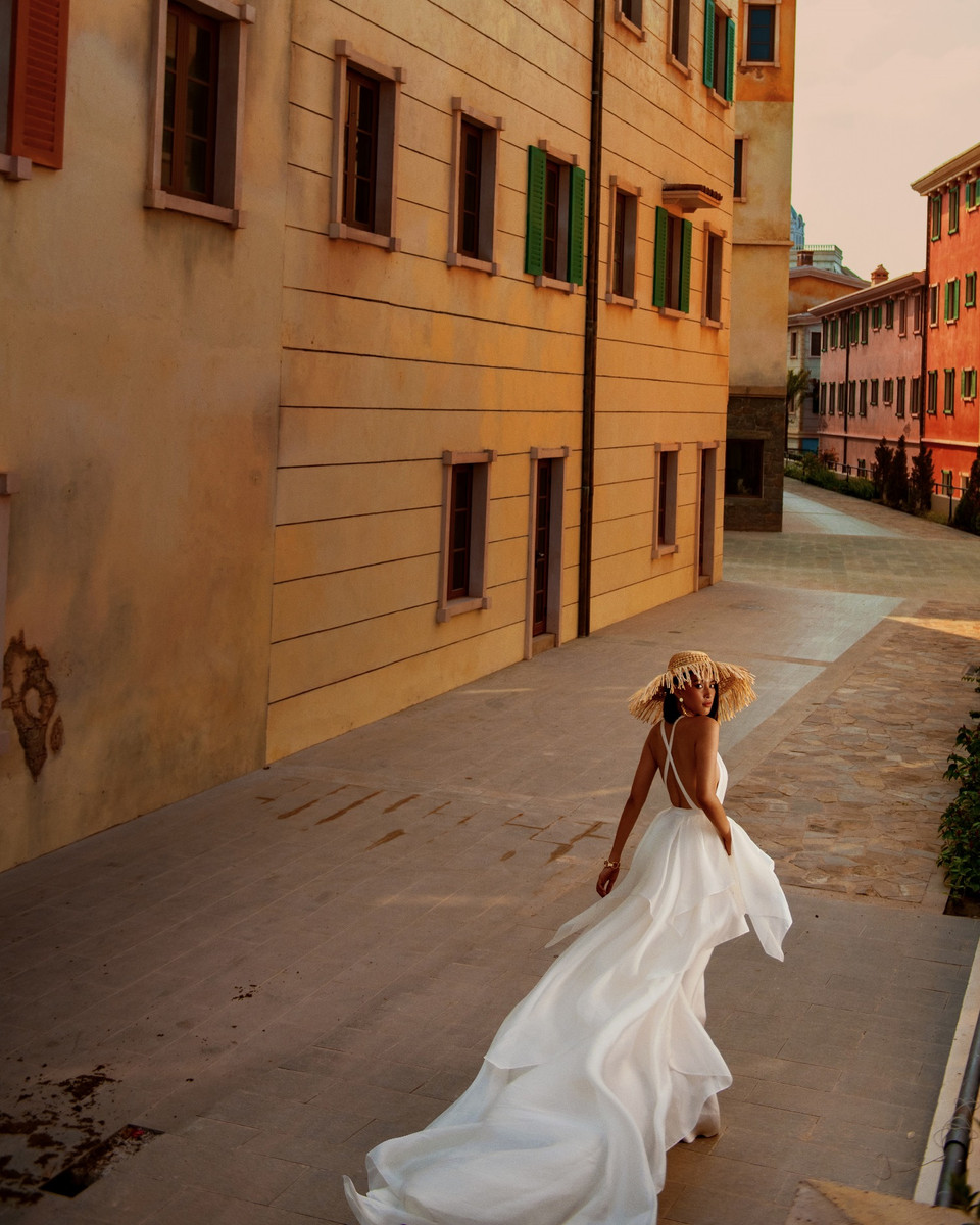 Bộ ảnh được thực hiện giữa thời tiết nắng nóng, nhưng Tiểu Vy vẫn duy trì được thần thái rạng ngời trong suốt buổi chụp. (Ảnh: CTV/Vietnam+)