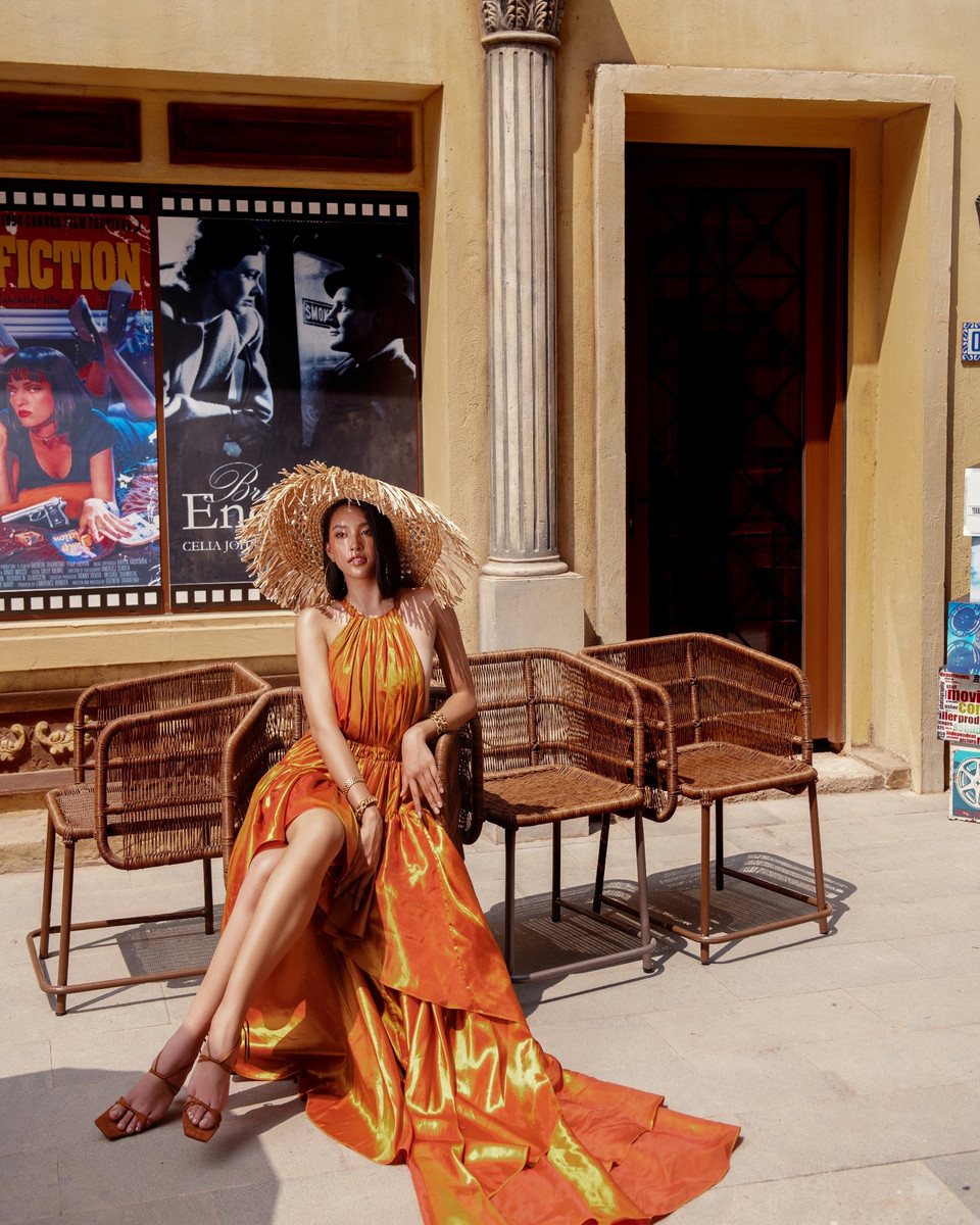 Đặc biệt, một số thiết kế còn sử dụng chất liệu được nhuộm chuyển màu, tạo hiệu ứng màu sắc độc đáo như buổi chiều hoàng hôn trên biển. (Ảnh: CTV/Vietnam+)