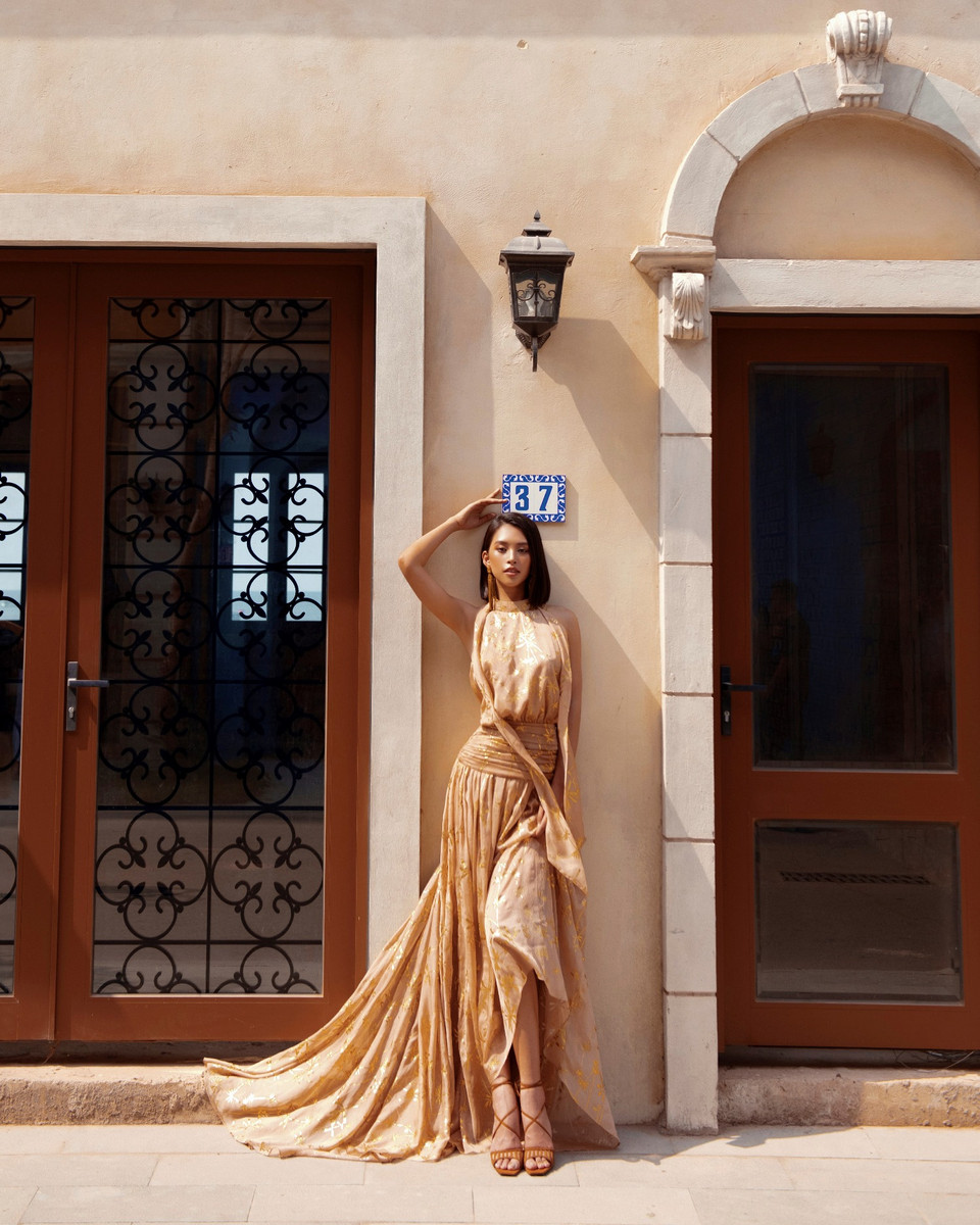 Để phù hợp với tinh thần mùa Hè, nhà thiết kế sử dụng các gam màu của bầu trời, vùng biển cho bộ sưu tập như đỏ, cam, vàng nổi bật của ánh nắng, màu trắng và beige trung tính, nhẹ nhàng như những áng mây. (Ảnh: CTV/Vietnam+)