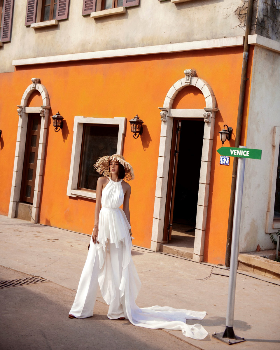 Không gian biển xanh, cát trắng cùng lối kiến trúc Địa Trung Hải của đảo ngọc Phú Quốc rất phù hợp với cảm hứng của bộ sưu tập. (Ảnh: CTV/Vietnam+)