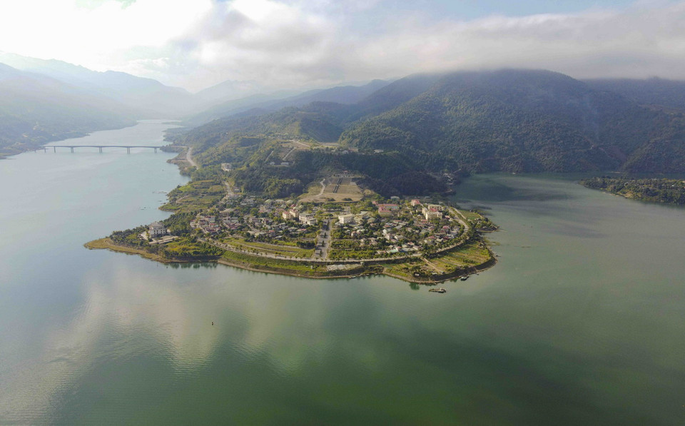 Sông Đà chạy quanh những khu nhà dân ở Mường Lay. (Ảnh: Trung Kiên/TTXVN)