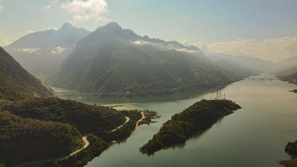 Khung cảnh sông Đà cùng núi non hùng vĩ. (Ảnh: Trung Kiên/TTXVN)