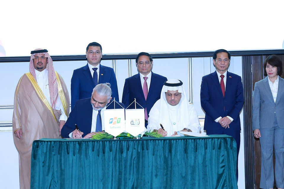 Thủ tướng Phạm Minh Chính chứng kiến lễ trao biên bản ghi nhớ giữa Tập đoàn FPT và Công ty THIQAH. (Ảnh: Dương Giang/TTXVN)