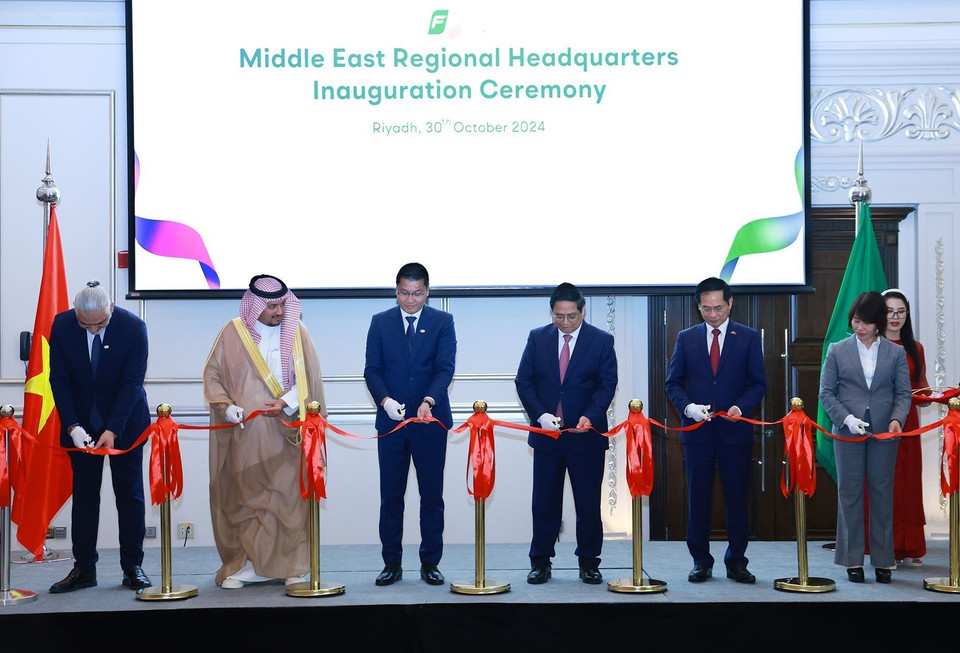 Thủ tướng Phạm Minh Chính cắt băng khai trương Văn phòng của FPT tại Riyadh, Saudi Arabia. (Ảnh: Dương Giang/TTXVN)