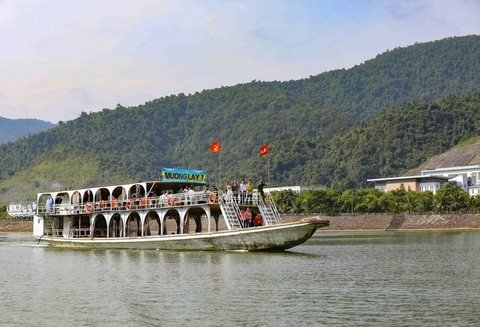Những chiếc thuyền chở khách tham quan trên lòng hồ sông Đà ở thị xã Mường Lay. (Ảnh: Trung Kiên/TTXVN)