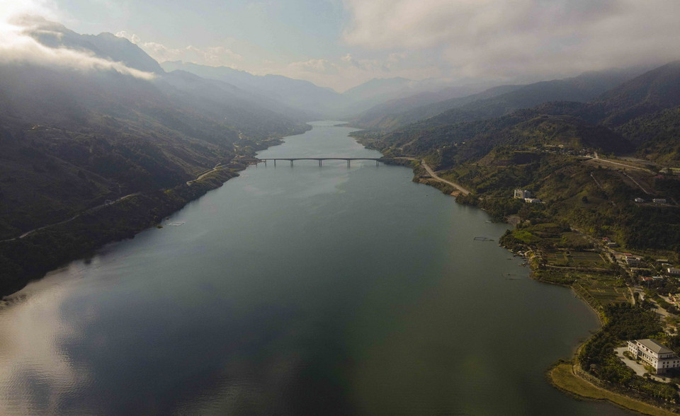 Sông Đà mùa nước nổi ở Mường Lay. (Ảnh: Trung Kiên/TTXVN)