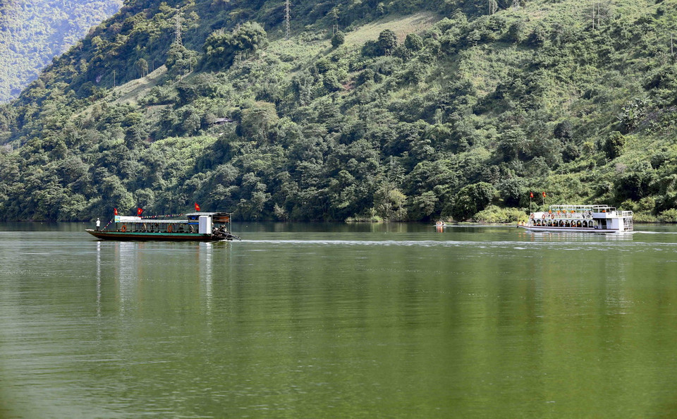 Những chiếc thuyền chở khách tham quan trên lòng hồ sông Đà ở thị xã Mường Lay. (Ảnh: Trung Kiên/TTXVN)