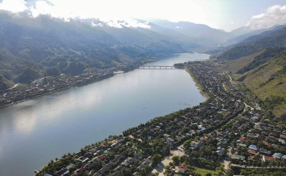 Bản làng của đồng bào dân tộc Thái nằm bình yên bên lòng hồ thủy điện ở Mường Lay. (Ảnh: Trung Kiên/TTXVN)